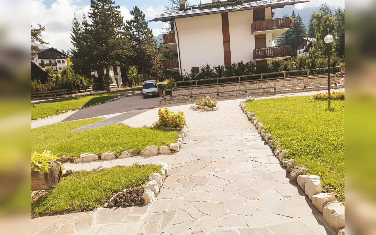 Il giardino e il vialetto d'ingresso
