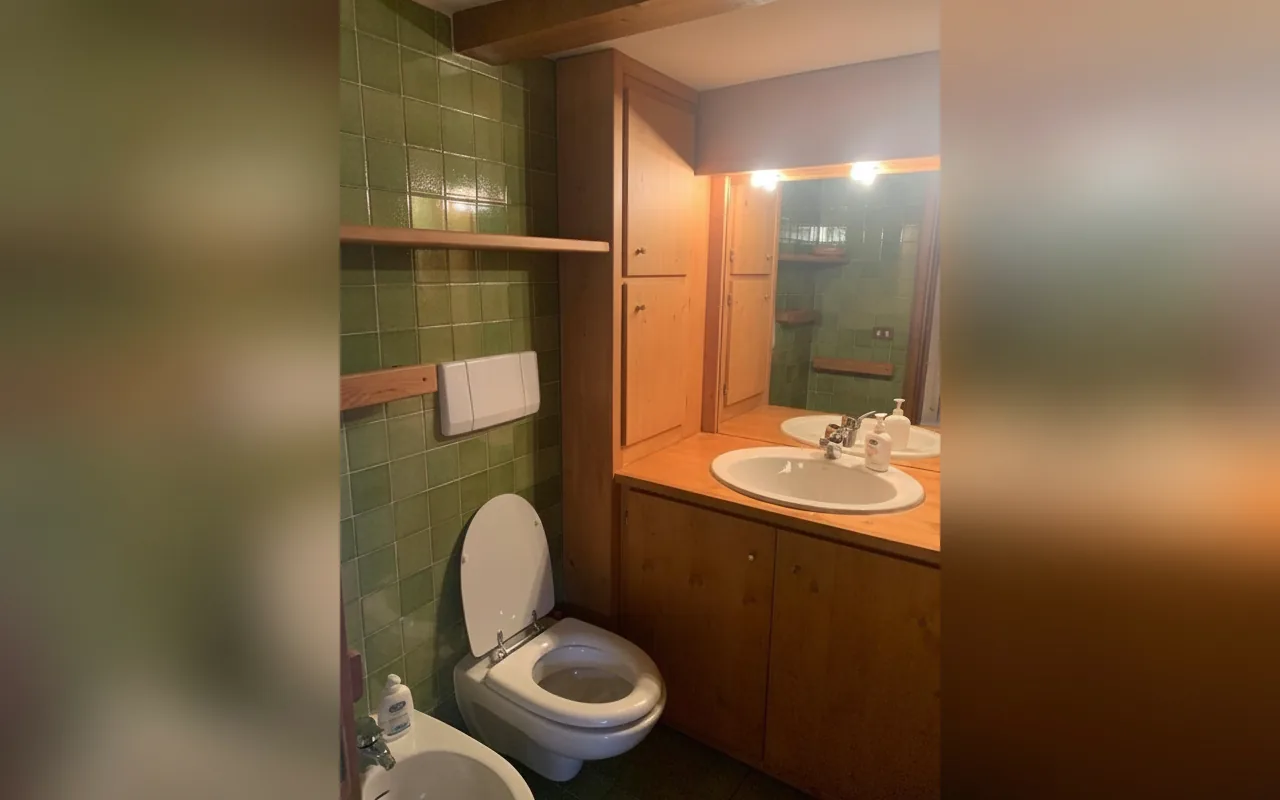 Bagno con piastrelle verdi e mobile in legno