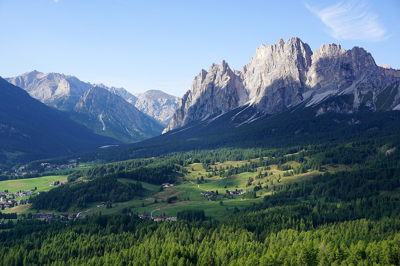 Prati e boschi di Cianderies e Staulin visti dall'alto della funivia del Faloria, con pareti dolomitiche sullo sfondo