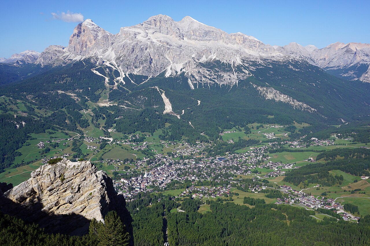 La conca di Cortina d'Ampezzo vista dal Faloria, con il paese sul fondovalle e il massiccio delle Tofane di fronte