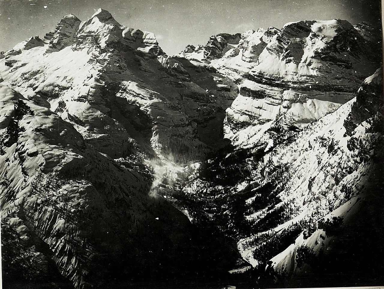 Fotografia d'epoca in bianco e nero delle Tofane innevate e della val Travenanzes, scattata da una postazione austro-ungarica