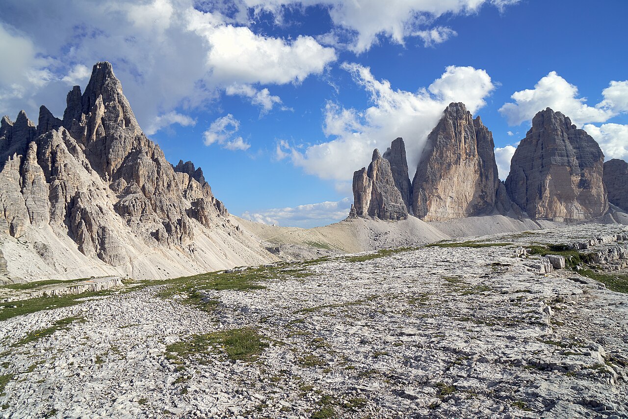 Le pareti nord delle Tre Cime di Lavaredo a destra e il Monte Paterno a sinistra, viste dall'altopiano roccioso vicino al rifugio Locatelli