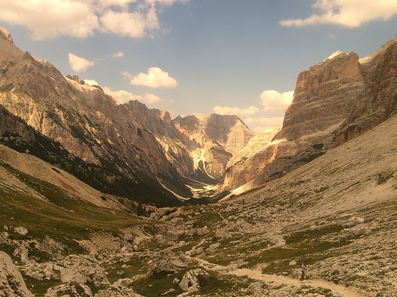 La Val Travenanzes vista dall'alto, tra pareti dolomitiche, pascoli sassosi e il sentiero che scende verso il fondovalle